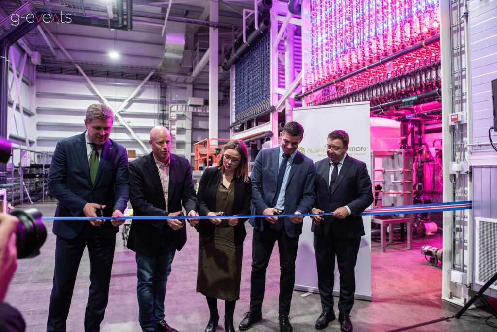 The opening of Algaennovation where Bjarni Benediktsson Icelands minister of finance, Elliði Vignisson mayor of Ölfus and the owners of Algaennovation cut the ribbon all together at event planned by g-events dmc | pco.